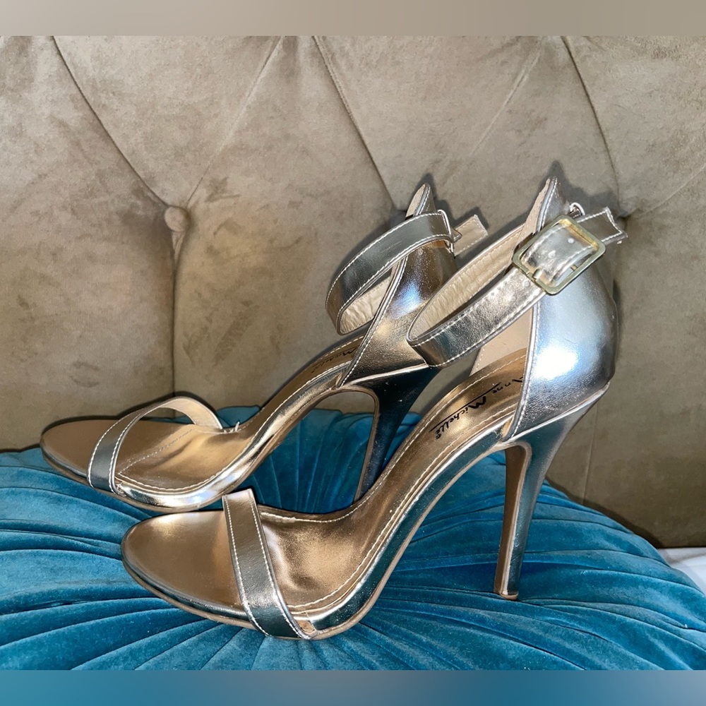 Anne Michelle Gold Heels Sandals Buckle Size 7 37 Like New!